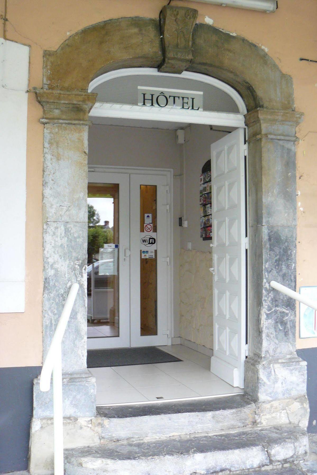 Hotel Du Commerce Pontacq Esterno foto